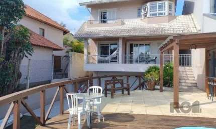 Casa de 307m² - 3 dormitórios, piscina, 4 vagas no bairro Espírito Santo