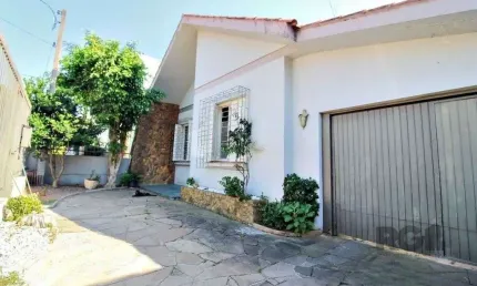 Casa 4 dormitórios, 2 vagas, em rua tranquila próxima a rua Oscar Pereira
