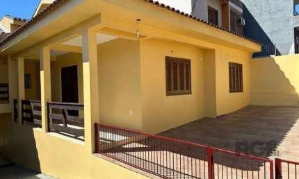 Casa de 3 dormitórios com 144m², no bairro Lomba do Pinheiro