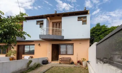 Excelente oportunidade de casa à venda em condomínio fechado no Reserva Guarujá, localizado na Avenida da Serraria em Porto Alegre.