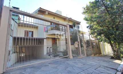 Casa para Venda - 250m², 3 dormitórios, sendo 1 suites, Teresópolis