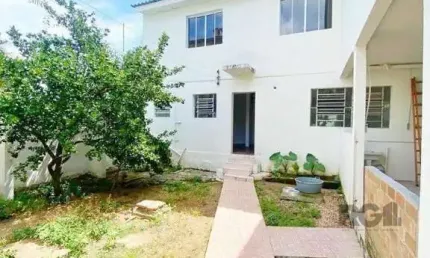 CASA DE ALVENARIA FUNDOS REFORMADA COM PATIO E POMAR SEM GARAGEM