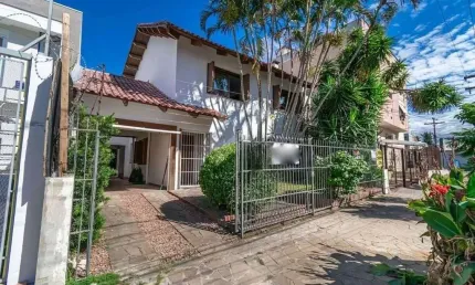Casa ampla com piscina e 3 dormitórios no bairro Santana – para locação