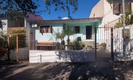 Casa com pátio, churrasqueira e 4 vagas no Partenon