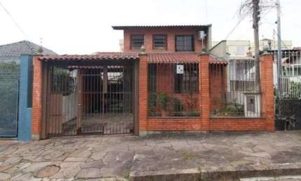 Casa 3 Dormitórios com Suíte e Churrasqueira no Partenon