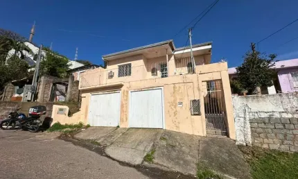 Casa com 4 dormitórios, suíte, churrasqueira, piscina e 2 vagas cobertas para locação