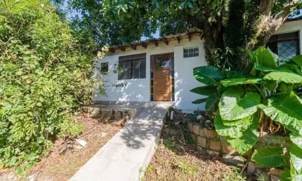 Studio com Pátio e Pomar – Casa Individual no Bairro Santa Tereza, a 10 Min do Centro de POA!