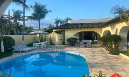 Luxuosa mansão de 7 quartos em condomínio no Jardim Acapulco, Guarujá-SP: 6 suítes, 9 banheiros, 8 vagas, 650m².