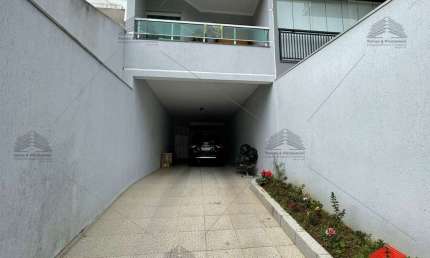 Sobrado à venda em Santo André com 250m², 3 dormitórios, sendo 1 suíte com sacada, cozinha planejada, churrasqueira e 4 vagas de garagem.