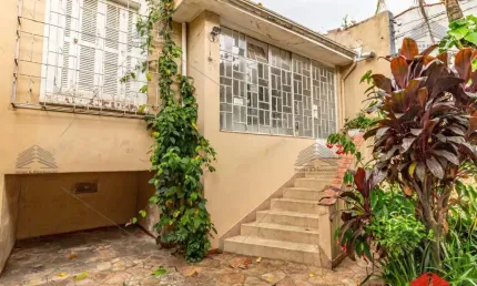 Casa148m2, terreno 6,80m x 26,20m, 2 quartos, sala, 1 banheiro, armários, 1 vaga de garagem, dispensa e banheiro, lavanderia, jardim, quintal amplo.