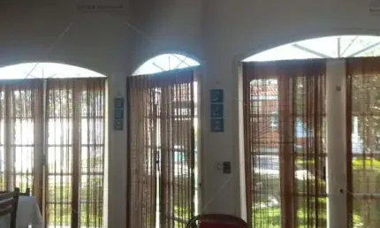 casa peruíbe, balneário oasis, 3 suítes, 2 salas, cozinha , 7 vagas, edícula com 1 quarto. sala. cozinha, banheiro, varanda, piscina