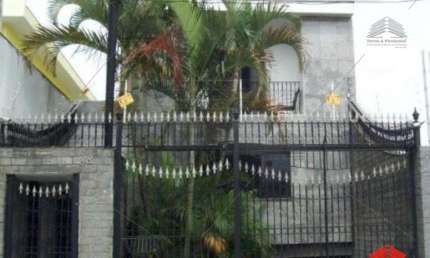 Sobrado de 260 m² a venda na Vila Ema, com 3 dormitórios sendo 1 suíte com closet, 2 banheiros, lavanderia, sala para dois ambientes, varanda, 6 vagas