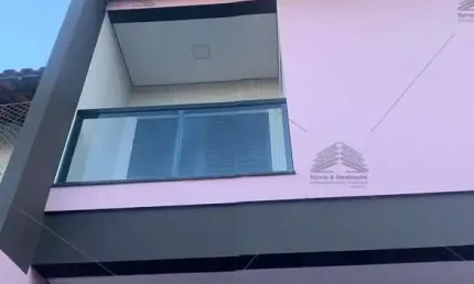 Sobrado a venda em Santo André, 3 dormitórios sendo 2 suítes, sacada, sala 2 ambientes, cozinha americana, 4 banheiros, quintal com churrasqueira.