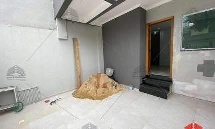 Sobrado em Santo André com 2 suítes, sala 2 ambientes, cozinha, 3 banheiros, área de serviço, 2 vagas de garagem com portão automatizado.