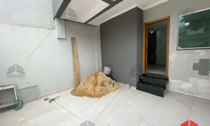 Sobrado em Santo André com 2 suítes, sala 2 ambientes, cozinha, 3 banheiros, área de serviço, 2 vagas de garagem com portão automatizado.
