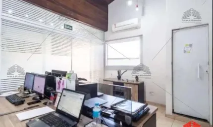 Prédio comercial com amplo salão com pé direito de 5m, 175m2 de construção 6m de frente, 2 salas de reuniões, escritório, recepção, 2 banheiros,