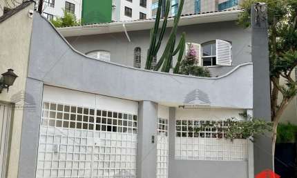 Casa à venda na Vila Mariana de 325m² com 5 dormitórios, sala 2 ambientes, vaga para 10 carros, cozinha planejada, quintal e excelente localização.