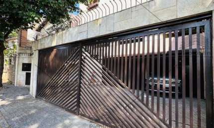 Sobrado à venda no Morumbi de 340m² área construída, 4 dormitórios, cozinha planejada, salas com diversos ambientes, 5 banheiros e 6 vagas de garagem.
