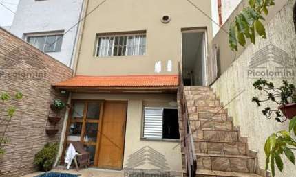 Sobrado à venda na Vila Campestre de 200² área construída com piscina, 3 quartos sendo 1 suíte, cozinha planejada, sala 2 ambientes, 2 vagas e edícula