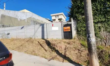 Ótima oportunidade, terreno todo murado, com alicerce, muro de arrimo e planta aprovada para uma bela casa. ótima localização pertinho do pouso de voo