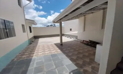 casa principal com 2 quartos sala ,cozinha ,banheiro ,garagem fechada, lavanderia ,casa fundos ,sobrado com 2 quartos ,sala ,cozinha ,Wc e quintaluint