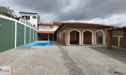 Este espaçosa  casa de 153,00 m2 possui 3 quartos confortáveis, 3 salas amplas, 3 banheiros modernos e uma cozinha totalmente equipada
