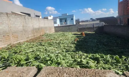 Localizado em uma região privilegiada de atibaia , este terreno possui  7x 25 ,00 m2 de área , ideal para quem busca qualidade de vida