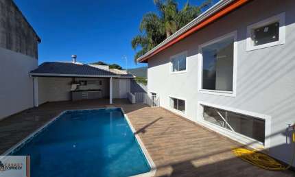 Imperdível: Casa à venda em Atibaia-SP, Jardim Paulista, 4 quartos, 2 suítes, 2 salas, 4 banheiros, 373,16 m² construído.