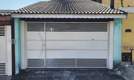 Imperdível! Casa à venda em Atibaia-SP, Jardim Alvinópolis: 2 quartos, 1 suíte, 1 sala, 2 vagas cobertas, 135m² AC.