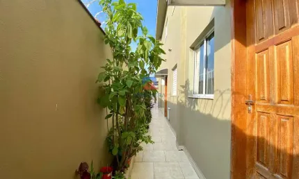Casa de Condomínio sobreposta com 2 dorms para venda.