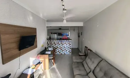 Apartamento com 1 dormitório, reformado, a 80 metros da praia