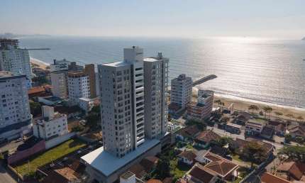 APARTAMENTO COM 3 DORMITÓRIOS SENDO 1 SUÍTE A 80 METROS DO MAR NO CENTRO DE BALNEÁRIO PIÇARRAS-SC