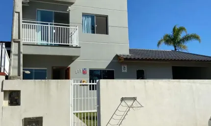 Linda casa individual com amplo terreno de 300m² em itajuba, barra velha-sc