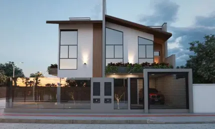 CASA COM 2 SUÍTES E ESPAÇO NOS FUNDOS PARA ÁREA DE FESTAS E PISCINA EM BALNEÁRIO PIÇARRAS-SC