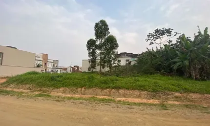TERRENO DE ESQUINA COM 564,00M² (24X23,50) EM ÓTIMA LOCALIZAÇÃO NO ITACOLOMI EM BALNEÁRIO PIÇARRAS-SC