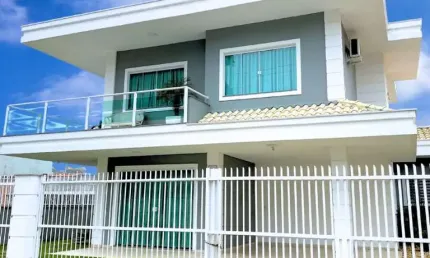 CASA ALTO PADRÃO QUADRA MAR COM 1 SUÍTE E 2 DEMI-SUÍTES EM BALNEÁRIO PIÇARRAS-SC