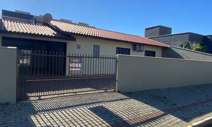 CASA DE ALVENARIA COM 4 DORMITÓRIOS, TERRENO C/ 252M² EM ÓTIMA LOCALIZAÇÃO EM BALNEÁRIO PIÇARRAS-SC