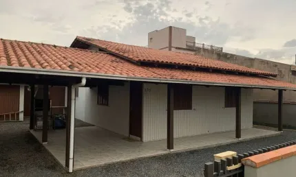 CASA MISTA COM TERRENO DE 300M² A APENAS 300 METROS DO MAR EM BALNEÁRIO PIÇARRAS-SC