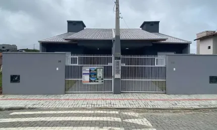 Casa térrea com 3 dormitórios sendo 1 suíte no itacolomi em balneário piçarras-sc