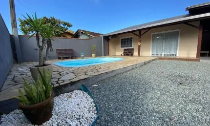 CASA COM PISCINA, 150M²  EM TERRENO COM 260M² NO ITACOLOMI EM BALNEÁRIO PIÇARRAS-SC