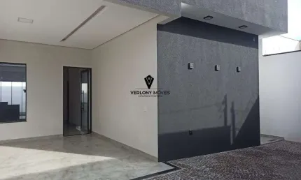 Casa de 3/4 com suíte, closet e sala com pé direito duplo.