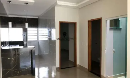 Casa moderna, com 2/4 com suíte, jardim de inverno e 2 vagas de garagem.