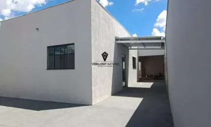 Linda casa sendo 3/4 com suíte, 4 vagas de garagem no bairro Luizote