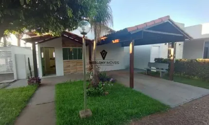 Linda casa sendo 2/4, um amplo quintal nos fundos no bairro Chácaras Tubalina