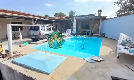 Casa ampla com edícula, piscina e excelente localização a 500 metros da praia do Porto Novo