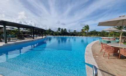 Lote com 700,00m², situado em um dos planos mais elevados do condomínio !