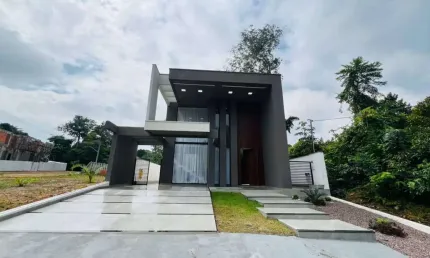 Casa alto padrão com piscina e cascata + área goumert no Alphaville Manaus 4, são 4 suítes. Financia!