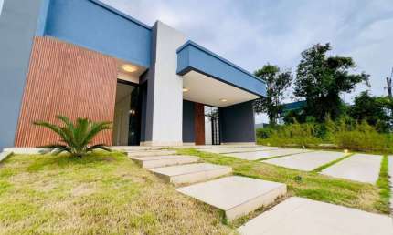 Suca casa nova térrea com piscina e cascata no Condomínio Vivendas das Marinas, 3 suítes. Financia!