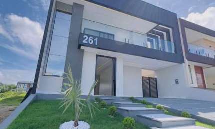 Casa Nova no CONDOMÍNIO MORADA DOS PÁSSAROS moderna e fino acabamento. 4 suítes, área gourmert e piscina.