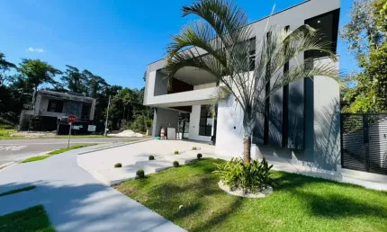 CASA TÉRREA ESPETACULAR À VENDA NO ALPHAVILLE 4 – PONTA NEGRA  4 Suítes | Pé-direito Duplo | Fachada Imponente | Altíssimo Padrão